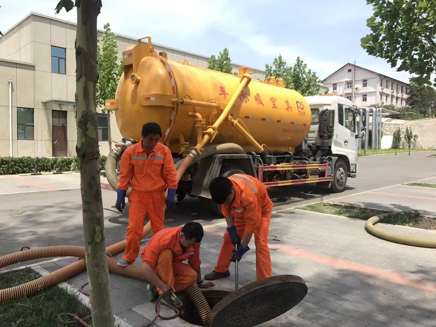 克井镇管道疏通车停在窨井附近