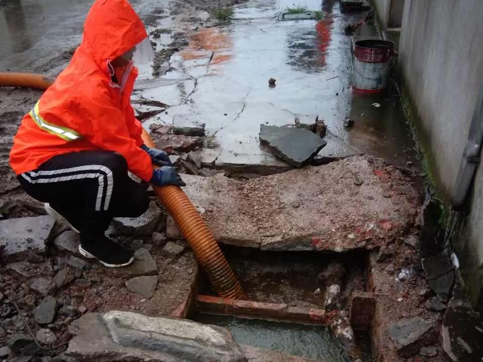 克井镇专业清理污水池 炜誉市政以规范流程守护城市 “肠道”