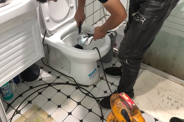克井镇马桶堵塞自己疏通还是找师傅？专业上门服务让你省时更省心