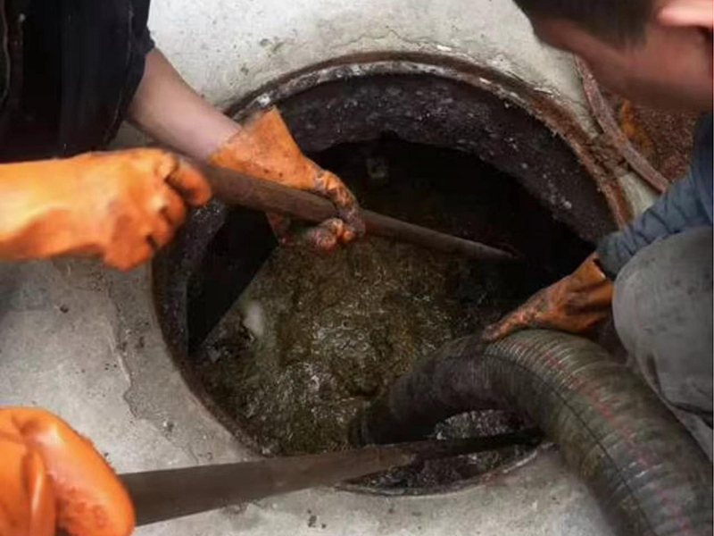 克井镇清理化粪池时如何避免沼气的危害？